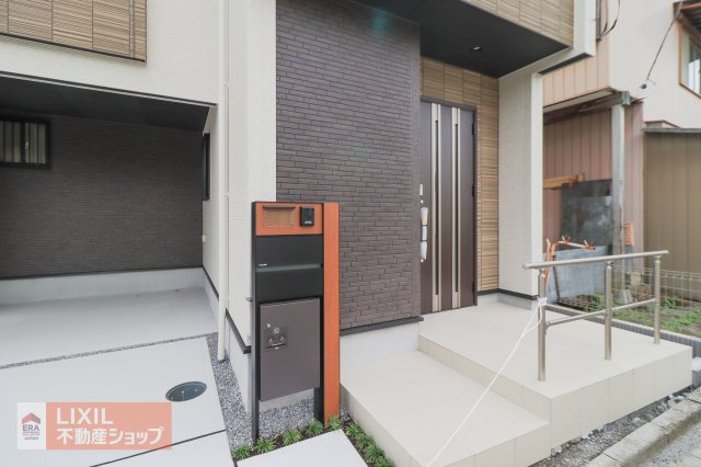 【エントランス】現地完成写真。ゆったりとした玄関。奥行きのあるポーチで雨の日も安心です。