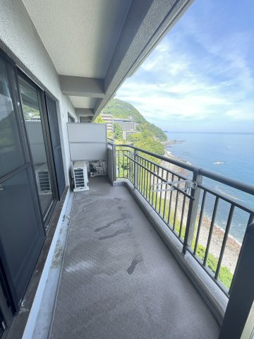 バルコニーからは海が一望でき、気持ちのいい潮風を感じることができます。