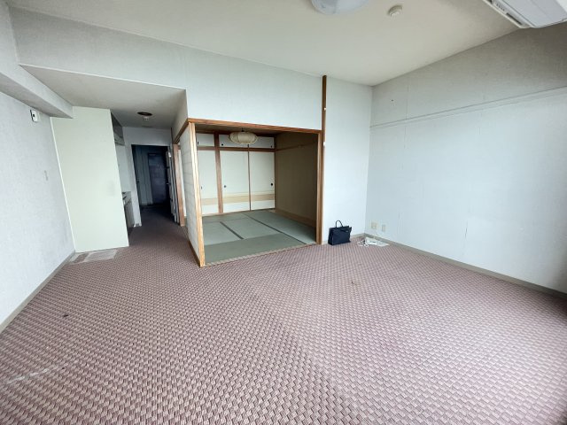 リビングは約8.8帖ございます。