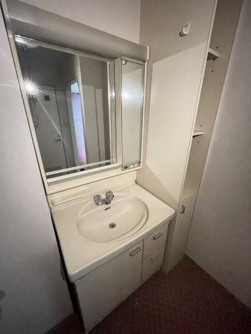 独立洗面台も綺麗にお使いになられています。