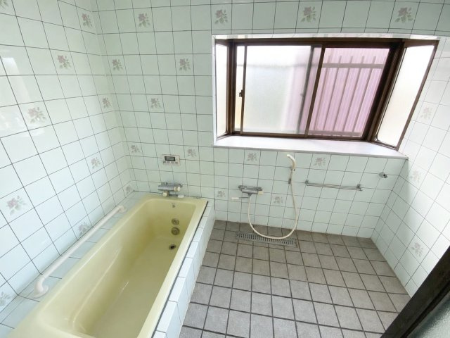 大きな出窓付きの浴室です！　（※AI加工により家具・小物を消去しています）