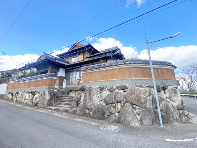 志免町向ヶ丘2丁目の中古戸建！　南東角地に位置しており、日当たり・通風共に良好です！