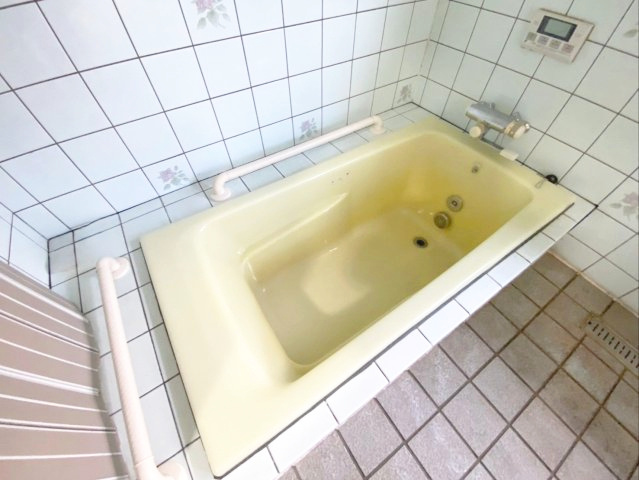 バリアフリーに配慮された手すり付きのお風呂です！