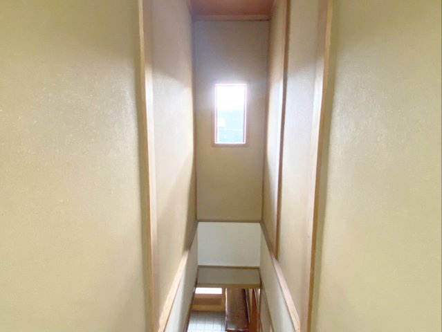 日中は吹き抜けの窓から採光が取れます！