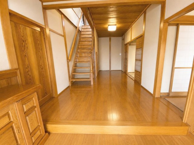 木材の温かみが感じられる、開放的な玄関ホールです！　（※AI加工により荷物を消去しています）