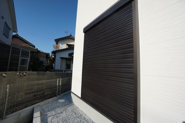 　シャッター　外観を損なわないシンプルなデザインのシャッター。防犯や台風対策に効果的です。