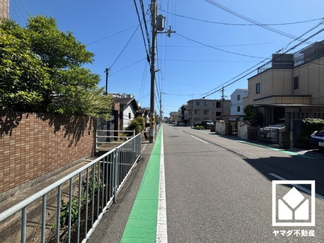 前面道路幅員約7.0mとゆったりとした広さがあるのでファミリーカー等の車の出入りも楽にできます。