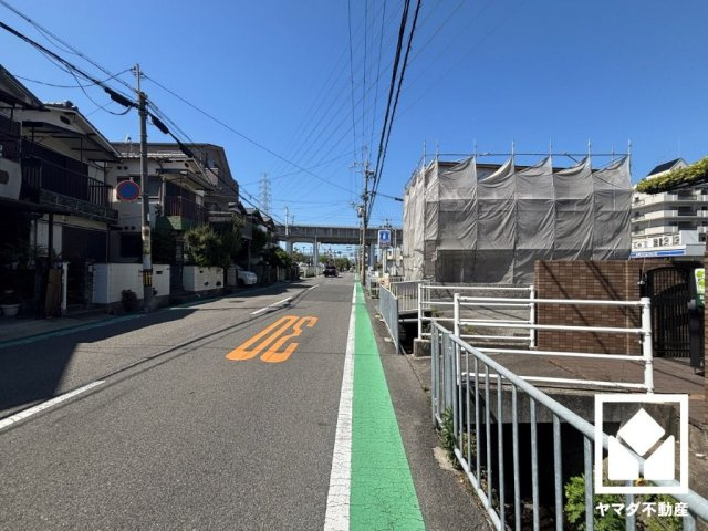 「ローソン尼崎常松店」まで徒歩1分、「コープミニ西武庫」まで徒歩10分、「スギ薬局昆陽店」まで徒歩14分など、お買い物施設が徒歩圏内に複数あり便利な住環境です。