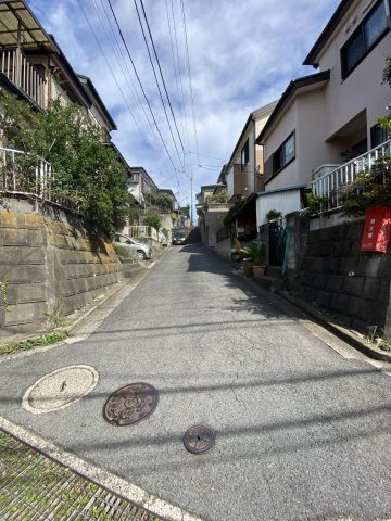 前面道路は幅員約4ｍで通り抜けできません。