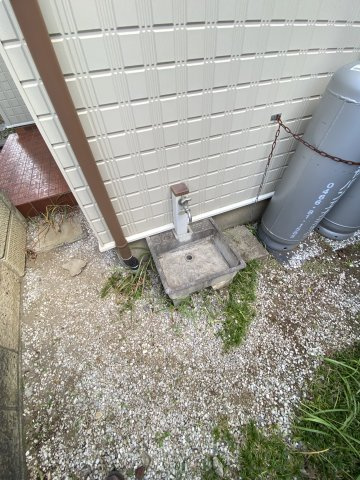 玄関付近に立水栓になります。