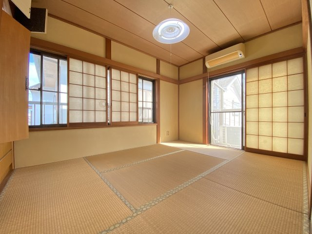 2面採光の和室になります。日当たり良好です。