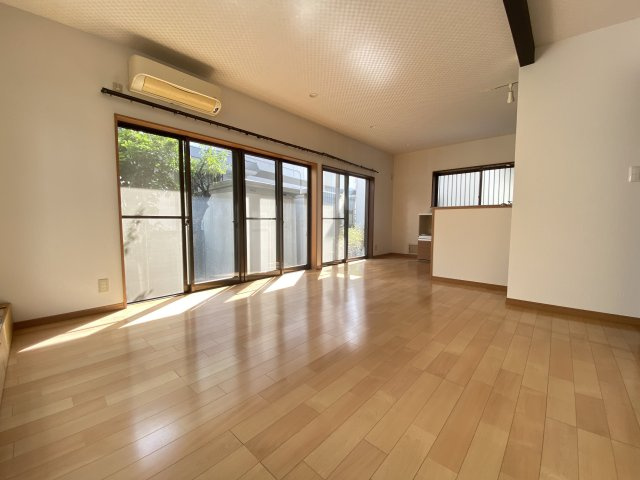 窓が大きく日の光が差し込みます。