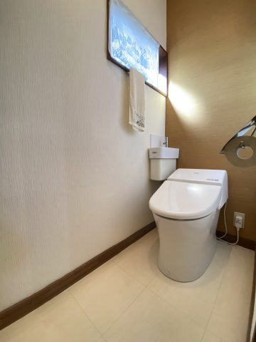 温水洗浄機能が付いたトイレになります。