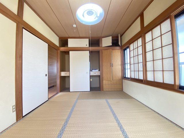 押入れと収納ダンス付