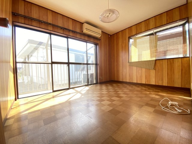 2面採光の和室になります。日当たり良好です。