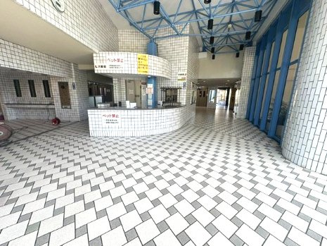 大規模マンションならではの、ゆとりある共有スペースも魅力の一つ！小学校徒歩5分圏内とお子様の通学も安心です。