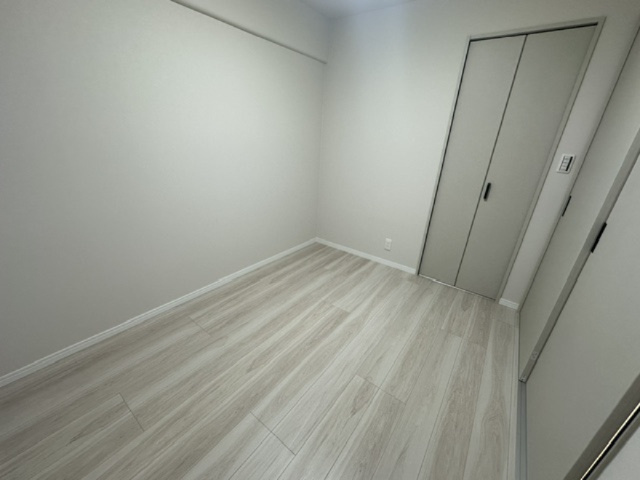 4.2帖の洋室！キッチン横のお部屋は、子供部屋やワークスペースにもピッタリの空間です。