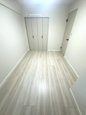 5帖の洋室！全居室に収納が備わり、居室空間を広く活用可能。お掃除も捗りそうです。