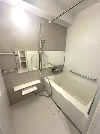 優しく落ち着いた雰囲気のバスルーム！ゆっくりとお湯に浸かって一日の疲れを癒してください。