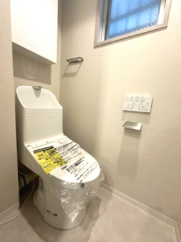 温水洗浄便座付のトイレで、冬の寒い時期でも快適！窓が設置されており、換気もスムーズに行えます。