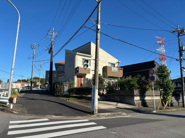 全面道路、歩道ともに十分な広さがあります。
