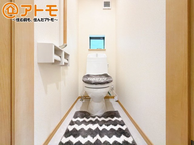 窓があり換気もすぐにできる、清潔感のあるトイレです♪
