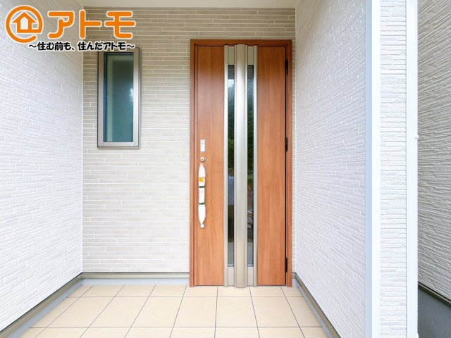 落ち着いた色合いの玄関はダブルロックで防犯性に優れた仕様になっています♪