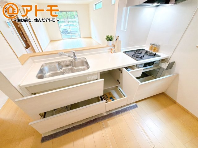 対面タイプならキッチン内にいながらご家族やお客様との会話が楽しめます♪