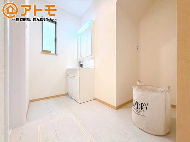 洗面所って朝に混み合いませんか？広々とした脱衣所、3面鏡の独立洗面台で朝の時間を少しお手伝い♪