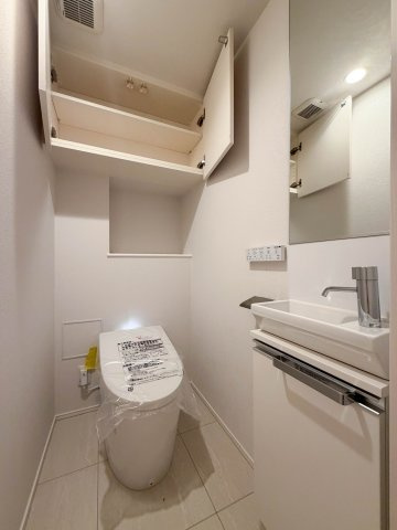温水洗浄機能付暖房便座タンクレストイレ。小さい手洗い場付きです