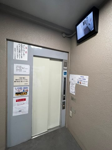 エレベーター内が見える庫内モニター付き。防犯性に優れ、夜間のご利用や一人乗りも安心です。