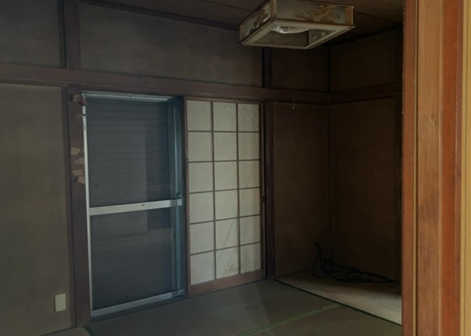 洋室のメリットは重い家具が置きやすく、身の回りが整理しやすいことです。　床がフローリングのため畳とは異なり凹みにくいです。　クローゼットなど収納が豊富で、普段使わない旅行カバンや服の整頓も簡単にです。