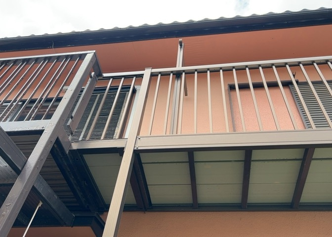 バルコニーは、室外の専用スペースのうち、「屋根がなく開放された空間」であるものを指します。ベランダより広いタイプのものが多く、日当たりもよいため家庭菜園などを楽しみたい人にとって適した環境となります。