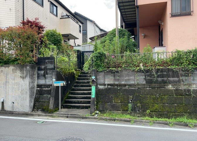 駐車場と明記されていても、最小スペースでつくられた駐車場だと大型車は駐車できなかったり、出入りしにくくなったりする可能性があります。お車のサイズと購入したい物件の駐車場のサイズを現地で確認しましょう。