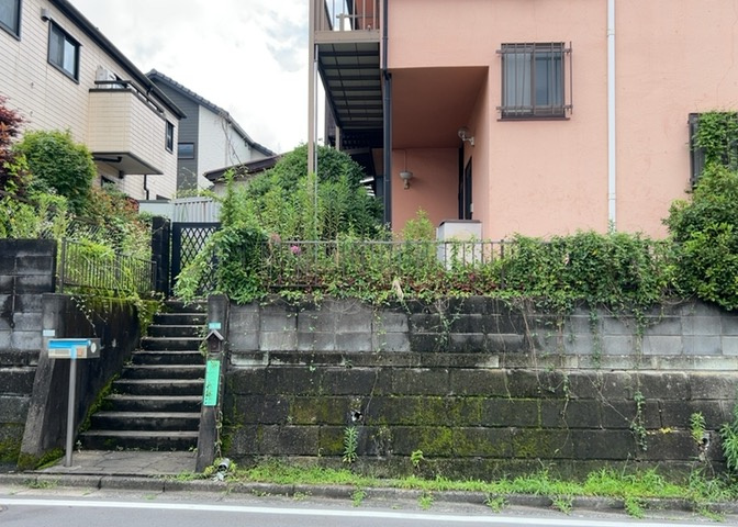 庭があることでガーデニングや家庭菜園はもちろん、こどもの遊び場やペットを放して遊ぶことができます。また、家の周囲に余裕があるということです。隣地との間があれば、十分な日当たりと、風通しが確保できます。