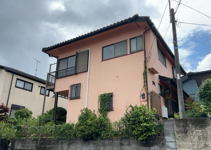 住宅用の土地では前面道路に2m以上接していなければならないと法律で定められています。しかし、お持ちの車のサイズやライフスタイルなどにより、2mでは利便が悪い場合もございますので、事前に確認しましょう。