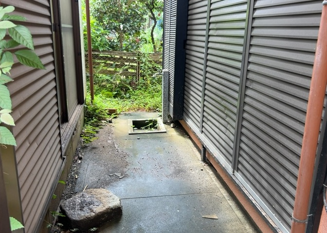 敷地内に散水栓や立水栓があると便利です。水道水を直接利用できるため、水を運ぶ手間を省くことが出来ます。大量の水を必要とする洗車作業や清掃などに役立ちます。その他設備とあわせて、現地でご確認ください。