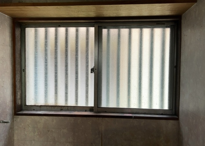 サッシは、ガラス窓に使用される金属製の窓枠です。一般的に住宅建築では、金属製建具工事の段階でガラス類・玄関などと同時に設置されます。種類や構造により断熱性能や遮音性能が異なるので現地でご確認ください。
