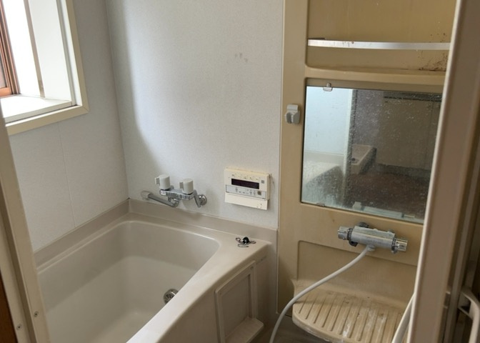 入浴時の快適さも大事なことですが、綺麗な状態を維持できなければ気持ちよく入浴できません。毎日の掃除が楽という点は大事なポイントになります！カビが生えにくく掃除がしやすい、壁や浴槽を選ぶといいでしょう。