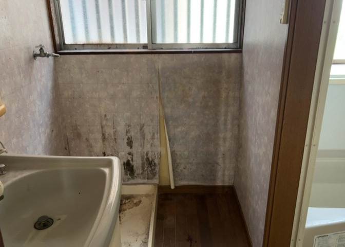 多くの戸建て住宅で見かける洗面脱衣所は、洗面台と洗濯機が2畳ほどのスペースに並べられていて、洗面所が脱衣所を兼ね備えている間取りが一般的です。お客様が利用することもある、パブリックな空間でもあります。