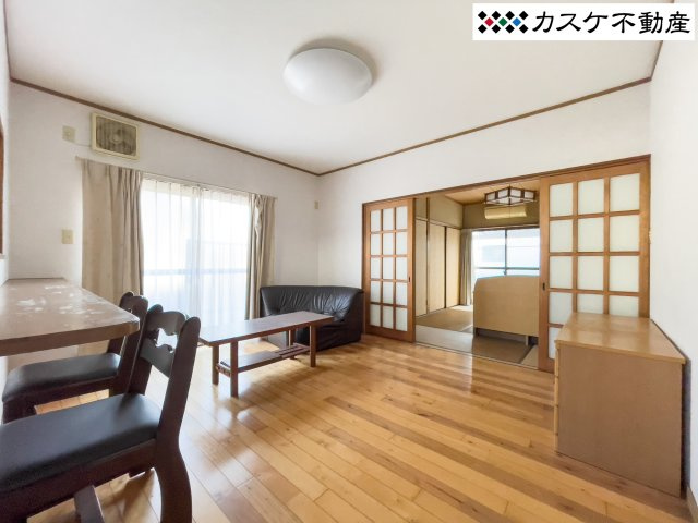 リビング横には6帖の和室があります