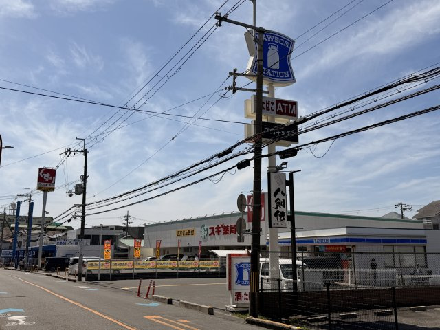ドラッグストア徒歩1分・スーパー徒歩3分。日々の買い物は徒歩圏で完結します。