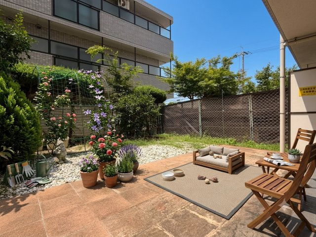 マンションなのに自分たちだけのお庭がある、とっても特別なお部屋です！家庭菜園を楽しんだり、イスを出してコーヒーを飲んだり。お庭に水道があり、水やりや、ペットの足を洗うのにもとっても便利です♪