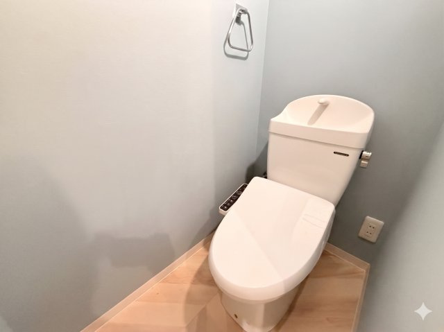 明るく清潔感のあるトイレ空間です。お手入れもしやすく、ゲストが来たときにも自信を持って案内できるキレイな仕上がりになっています。