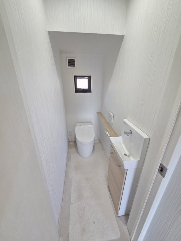 トイレは洗浄機能付きです！壁面収納も嬉しいですね♪