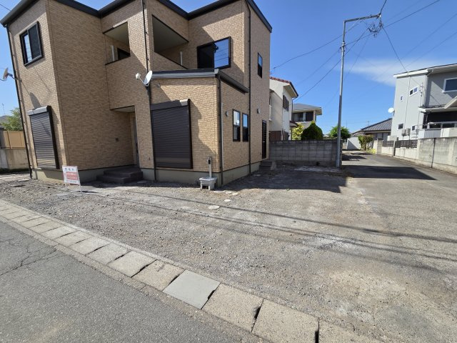 現地写真　駐車は建物南側と東側に横づけで2台可能です！