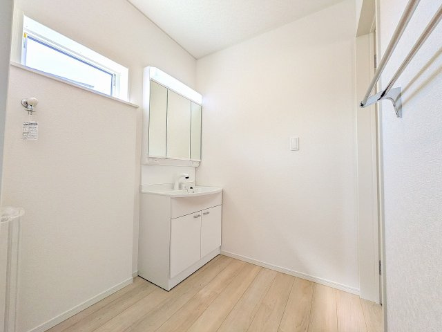 ～窓付きで明るい洗面所　換気もしやすいです～