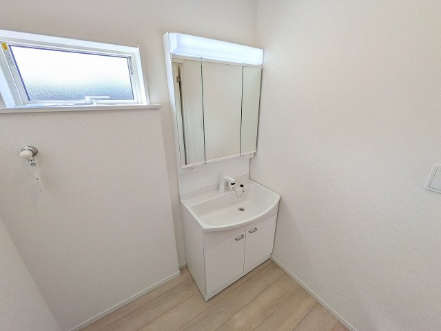 ～3面鏡付きの独立洗面台　細々している物をスッキリ収納出来ます～