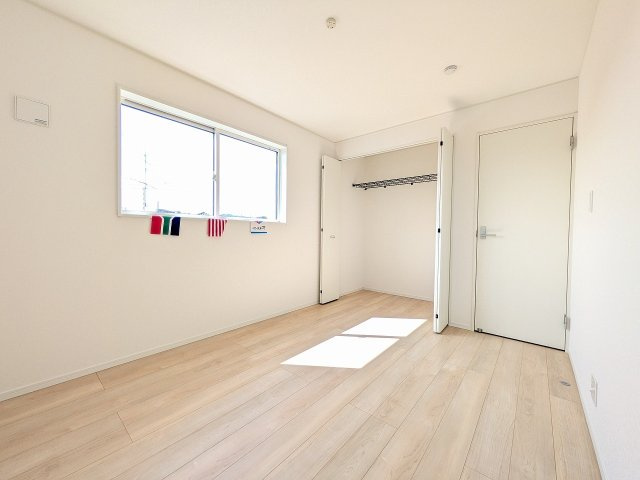 ～2階6.0帖の洋室　2面採光で明るく風通しの良いお部屋です～