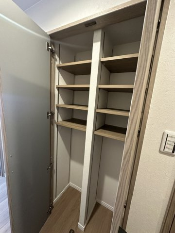日用品のストックや掃除道具の収納に便利な廊下収納！可動棚付きで多様なアイテムを効率よく整理できます。